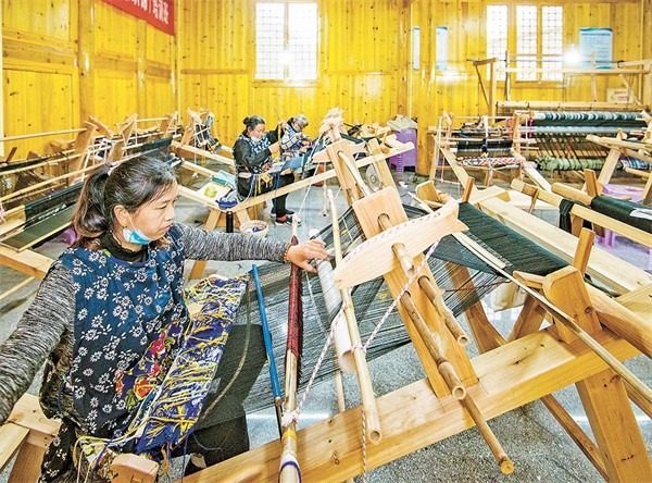 秀山土家族苗族自治縣清溪場鎮(zhèn)大寨村，土家織錦非遺工坊內(nèi)，繡娘正在加緊生產(chǎn)土家織錦。